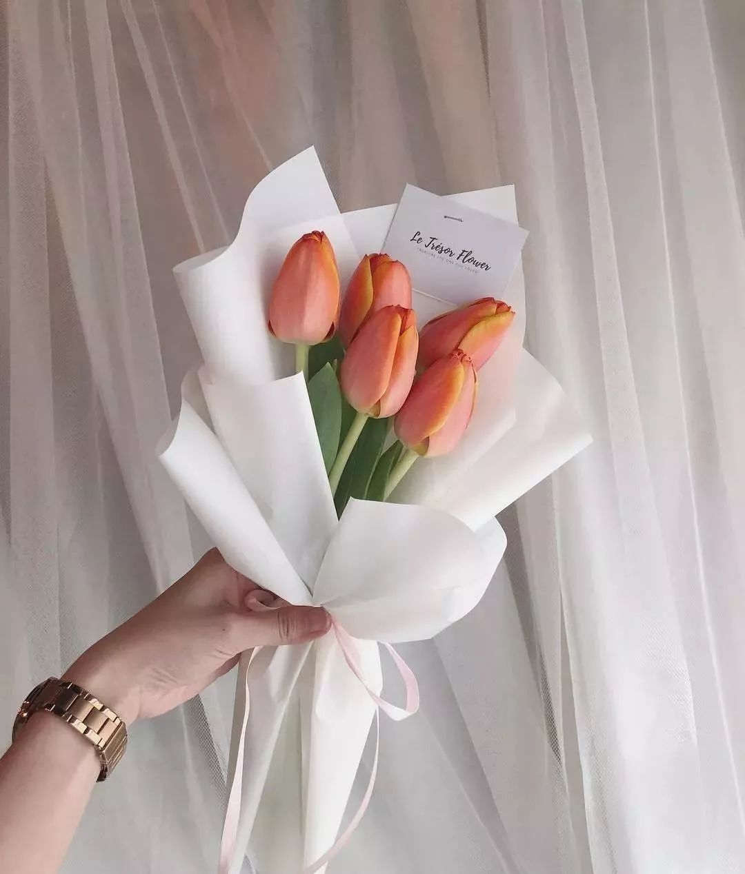 鲜花店日常换水整理花材,花要不要经常换水