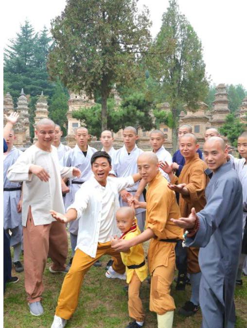 王宝强回归少林寺现场表演武功,王宝强重回少林寺练功场面
