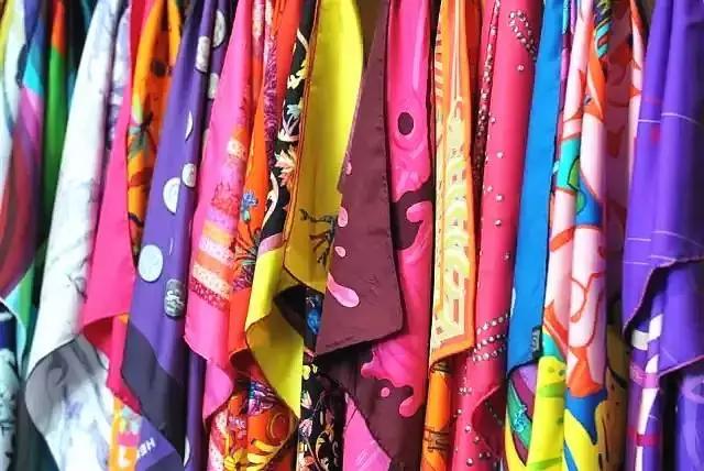 爱马仕丝巾贵的原因,爱马仕丝巾白标和黑标区别