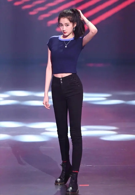 关晓彤综艺舞蹈solo，身材纤瘦长腿撩人，网友：鹿晗眼光真好