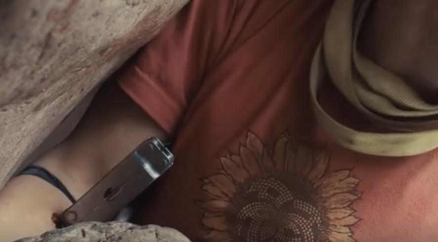 又渴又疼!手臂被石头卡住五天五夜?这部电影告诉你如何断臂求生