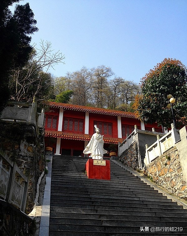 岳阳的地理位置比长沙好,岳阳在湖南的地理位置