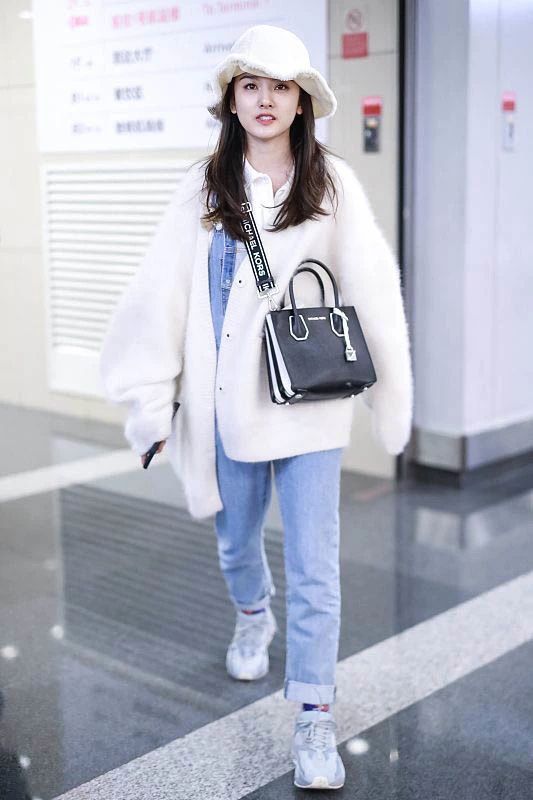 宋祖儿帆布包,宋祖儿包包里装什么