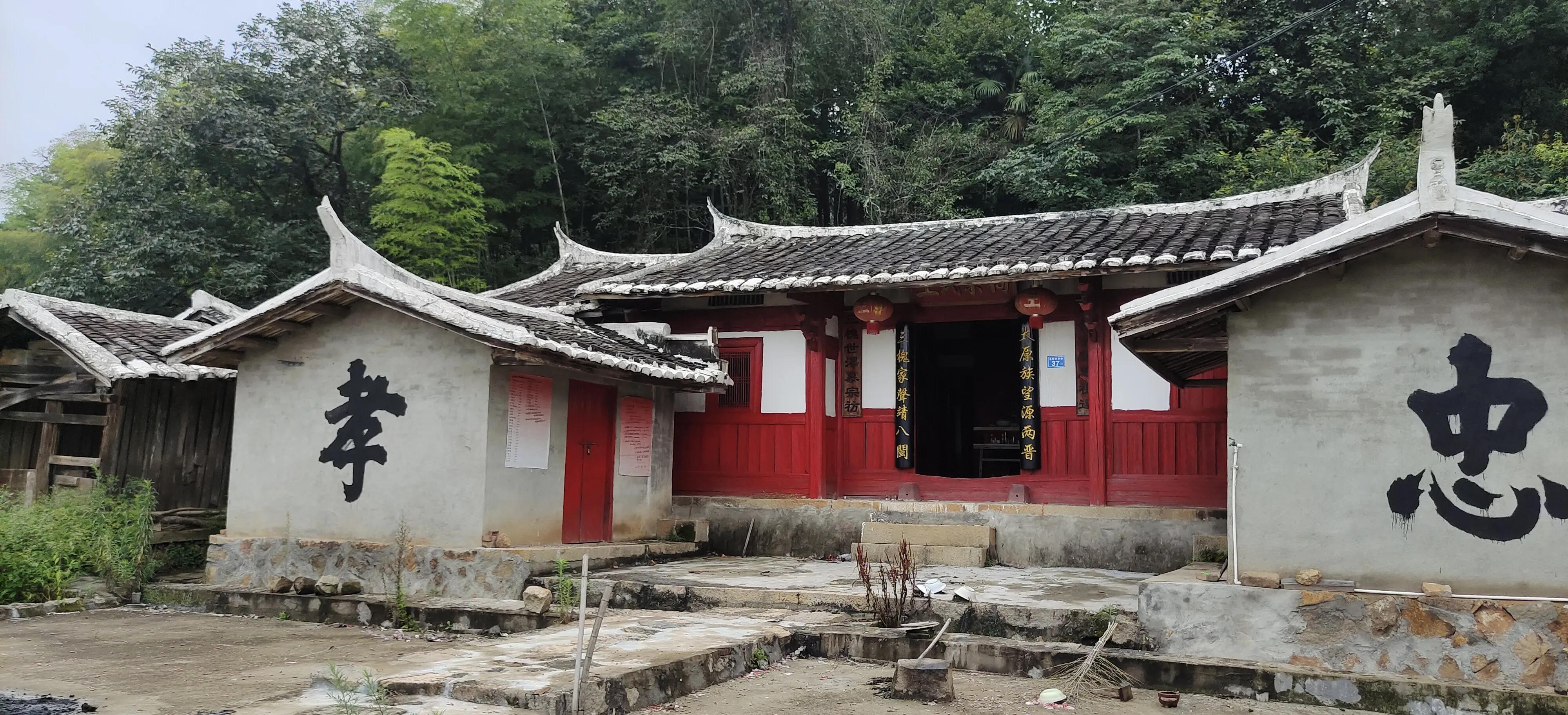 登上绝壁悬崖感受一览众山小,登上泰山之巅的感觉