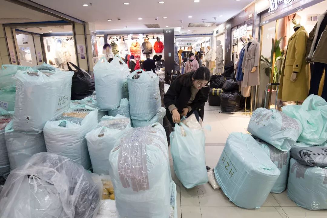 四季青男士毛衣大甩卖宽松轻薄,四季青女装清仓特价毛衣白色