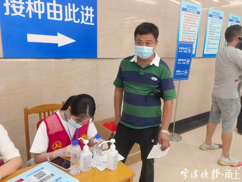 “志愿红”，宁波鄞州方舱接种点的最美风景