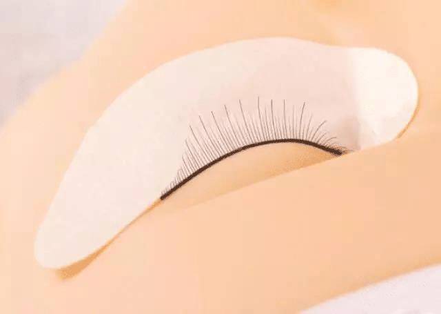 嫁接睫毛技术进行中,m型嫁接睫毛教程零基础手法