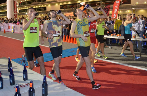 扮鬼脸也拿世界冠军？边喝啤酒边赛跑？盘点那些脑洞大开的比赛