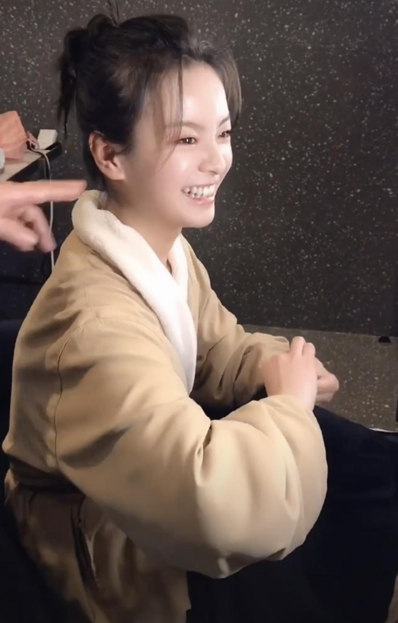 李庚希穿抹胸礼服,李庚希穿白色外套