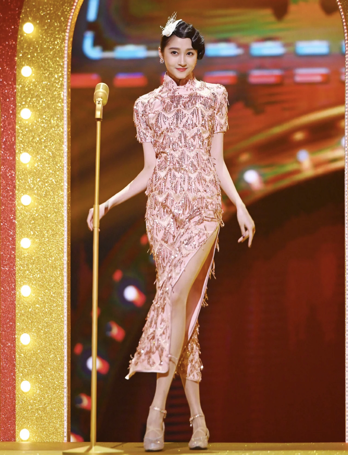 关晓彤穿一字肩白裙造型清纯,24岁的关晓彤有多迷人