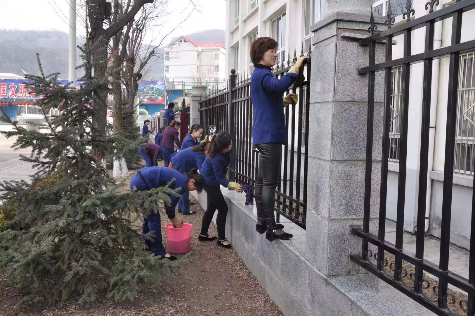 立足岗位服务大局,立足岗位为群众排忧解难