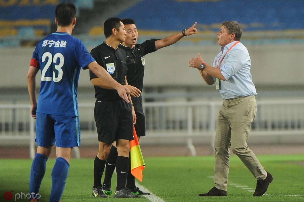 主动扩大防守范围手球,足球新规则自己停球打手算手球么