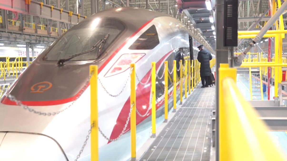 高铁司机踏板,高铁司机为啥每隔30秒踩一次踏板