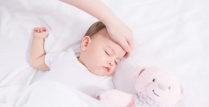 小儿睡觉出汗头发都湿透了,儿童晚上睡觉出汗头发全湿