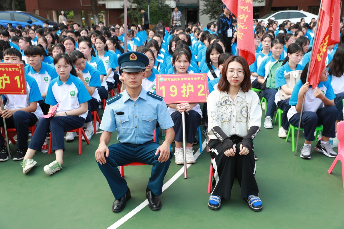学医救死扶伤当兵保家卫国,学医习武救死扶伤十六字口号