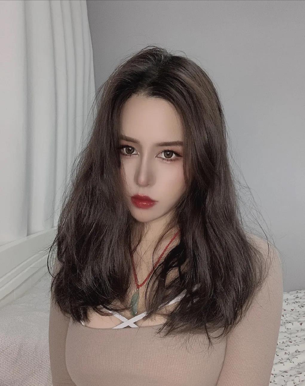 97年的小姐姐颜值显成熟,中国最高颜值96年小姐姐