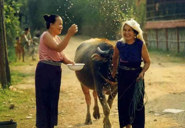 傣族的泼水节来源于神话传说,一年一度傣历泼水节