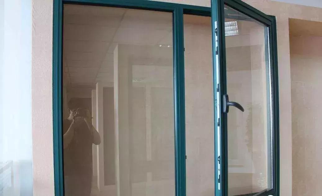 如何清除双层玻璃中间的水汽,双层玻璃屋里面有水汽正常吗