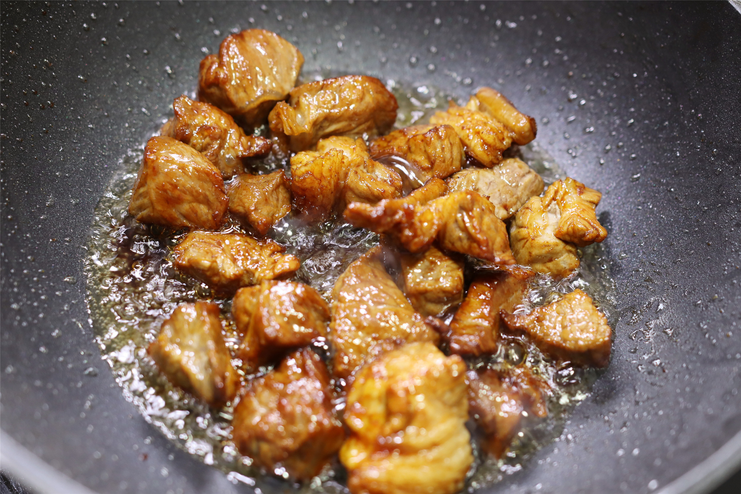 做牛肉炖土豆怎么个配料法,土豆炖牛肉是用牛腩还是牛肉