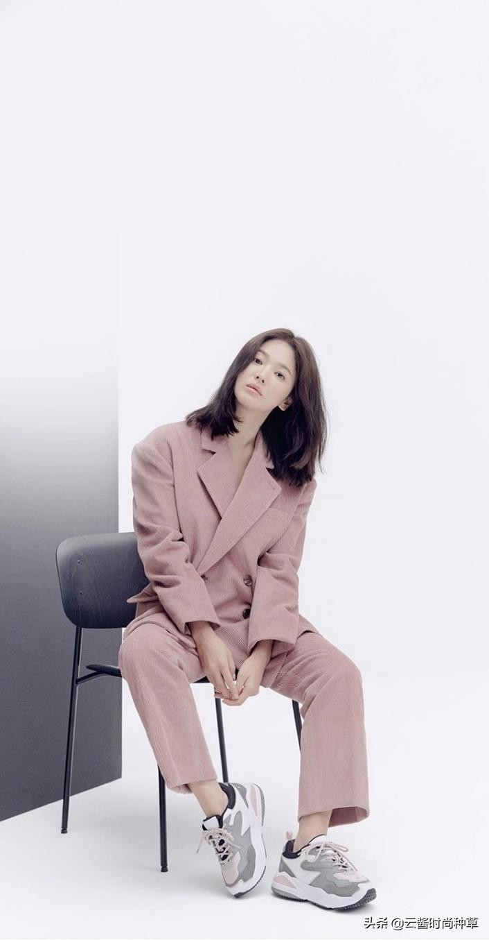 宋慧乔画风越来越放飞！穿透视连衣裙配黑*袜丝**显老，全靠颜值撑着