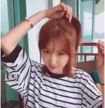 戚薇许嵩最新视频,戚薇现身许嵩演唱会全程抢热搜