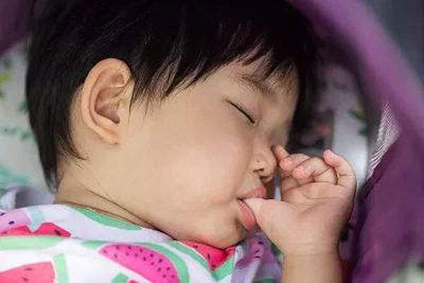 怎么解决孩子咬手指的习惯,小孩咬手指该怎么引导