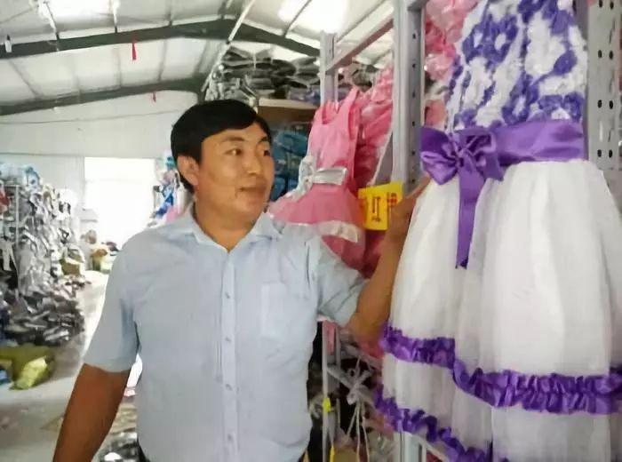 英雄莫问出处！他带领全村搞电商一年卖4个亿，马云都给他点赞