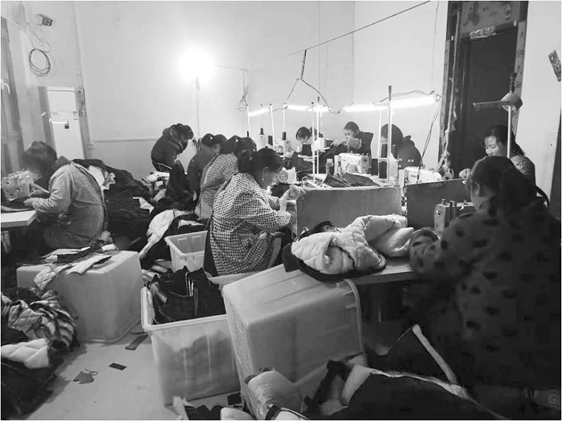 门口服装厂,大门口盖个小型加工厂房