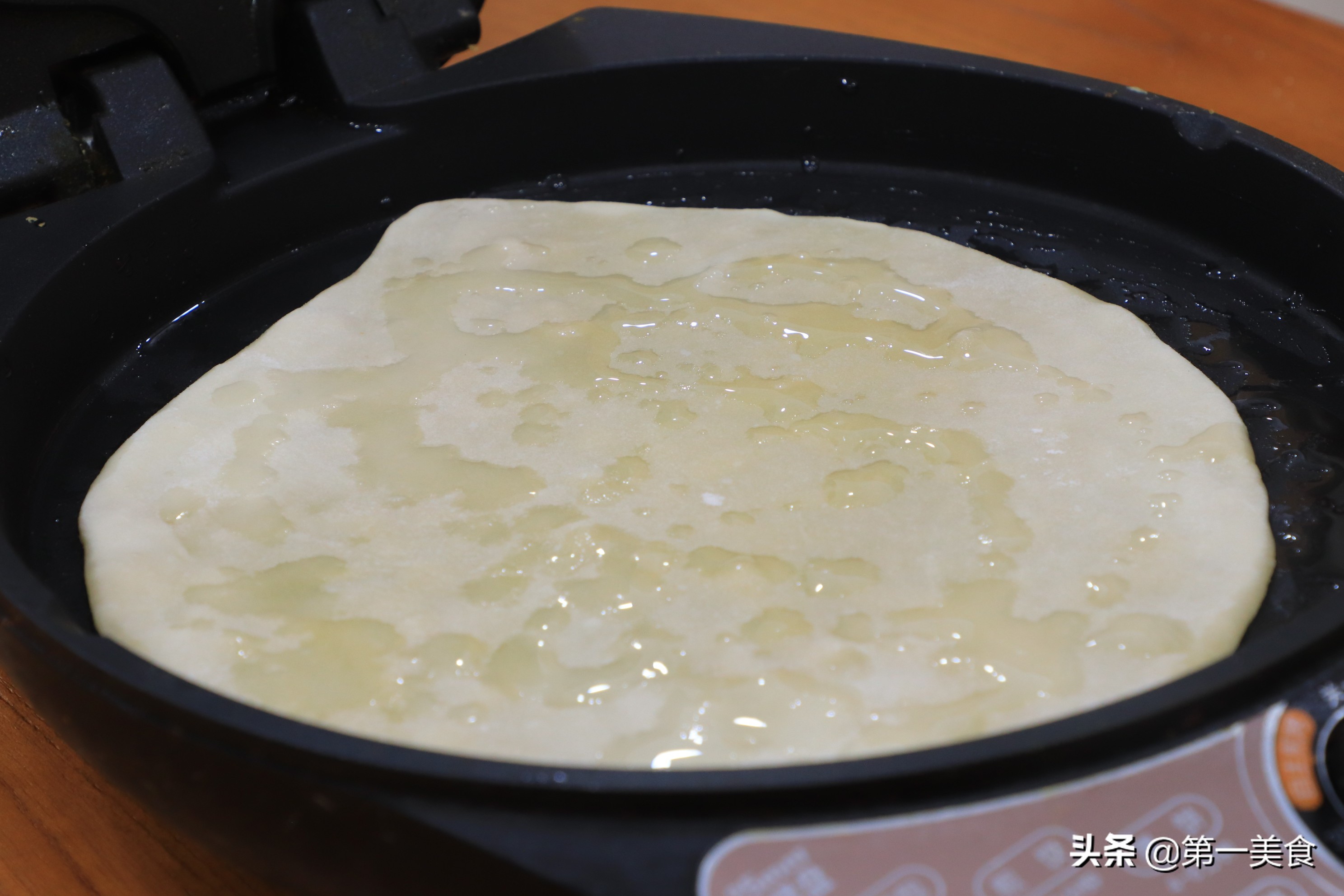 家常鸡蛋灌饼做法全过程,现做鸡蛋灌饼做法全过程