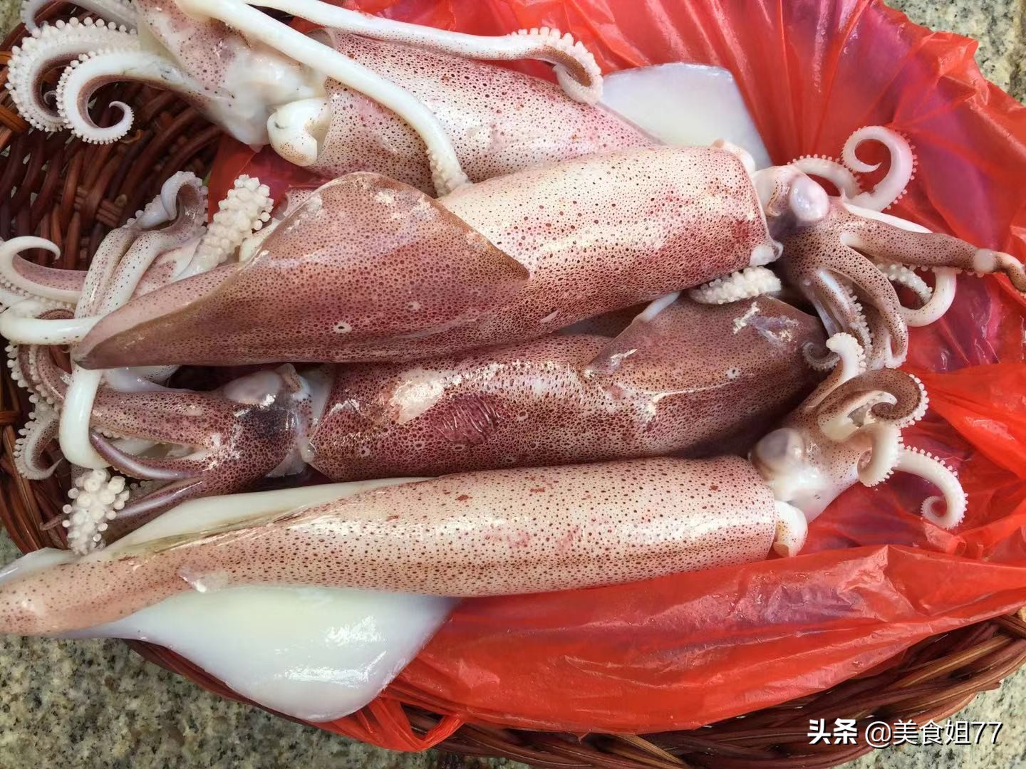 爆炒鱿鱼怎么能让鱿鱼更q弹,鱿鱼怎么炒出来又不腥特别好吃