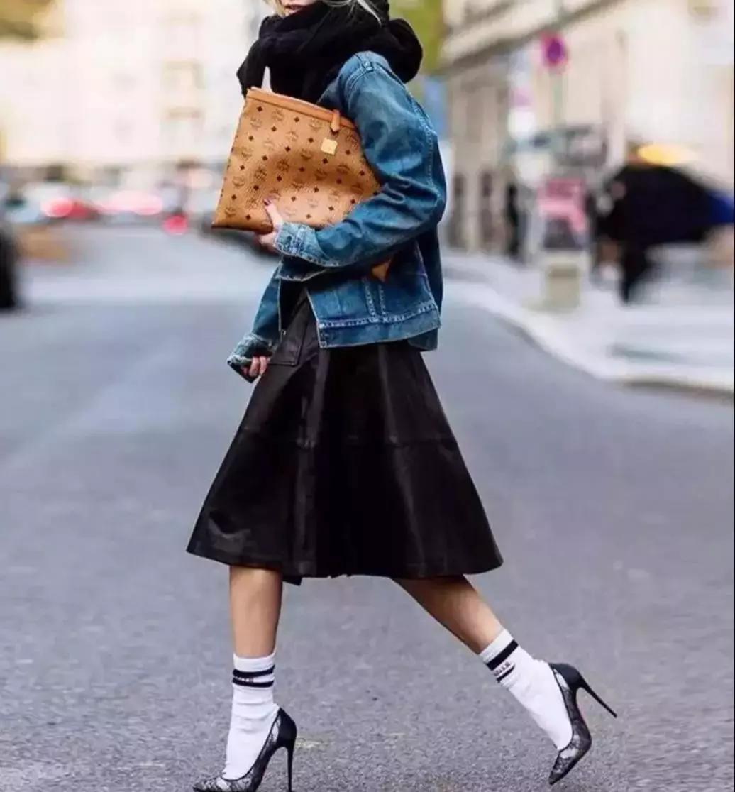 拆开刚买的小腿袜，男朋友特严肃的问：是不是打算饭后去踢个球？