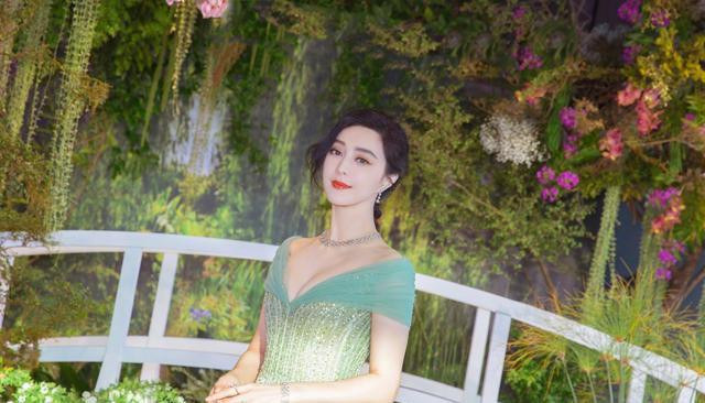 范冰冰尽显身材,范冰冰展示身材的视频