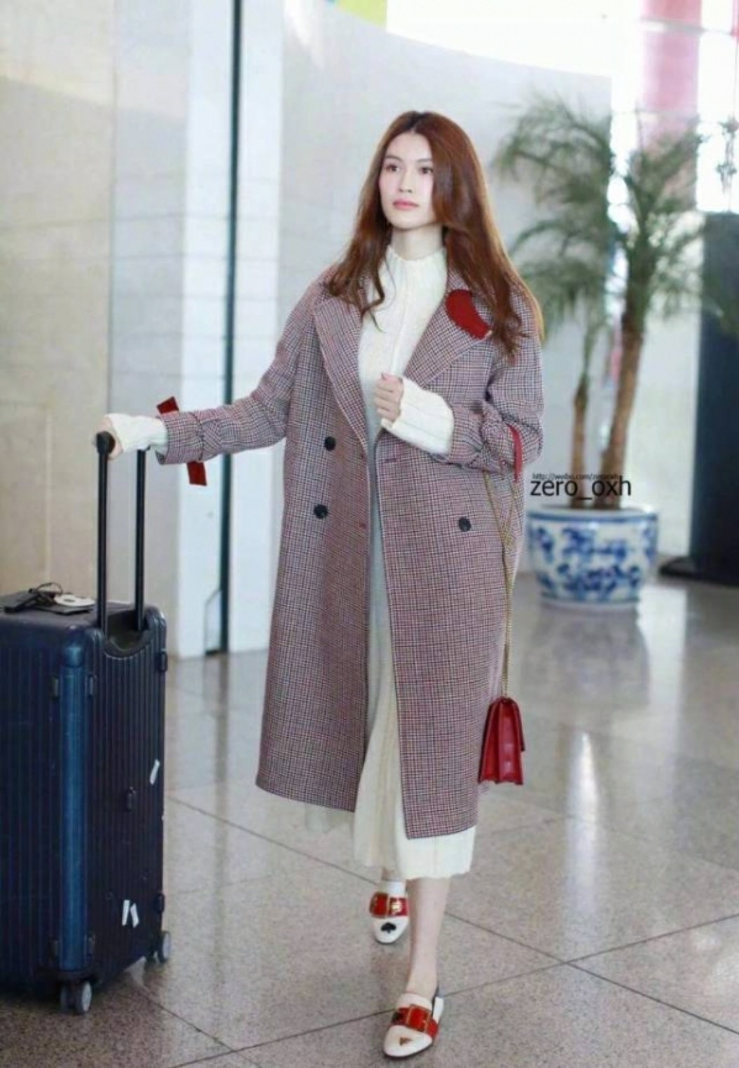 冬天大衣适合搭配什么样的包包,今年冬天穿的羊绒大衣怎么搭配