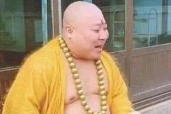 男子因像弥勒佛走红被遗弃,男子酷似弥勒佛如今怎么样