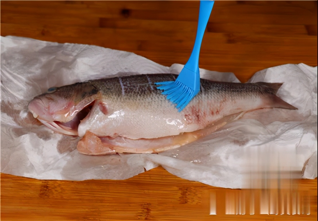 清蒸鲈鱼用生抽还是用蒸鱼豉油,清蒸鲈鱼放蒸鱼豉油还要放生抽吗