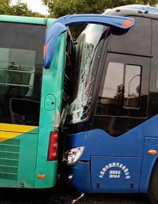 第五郡着火,闹市区大货车失控