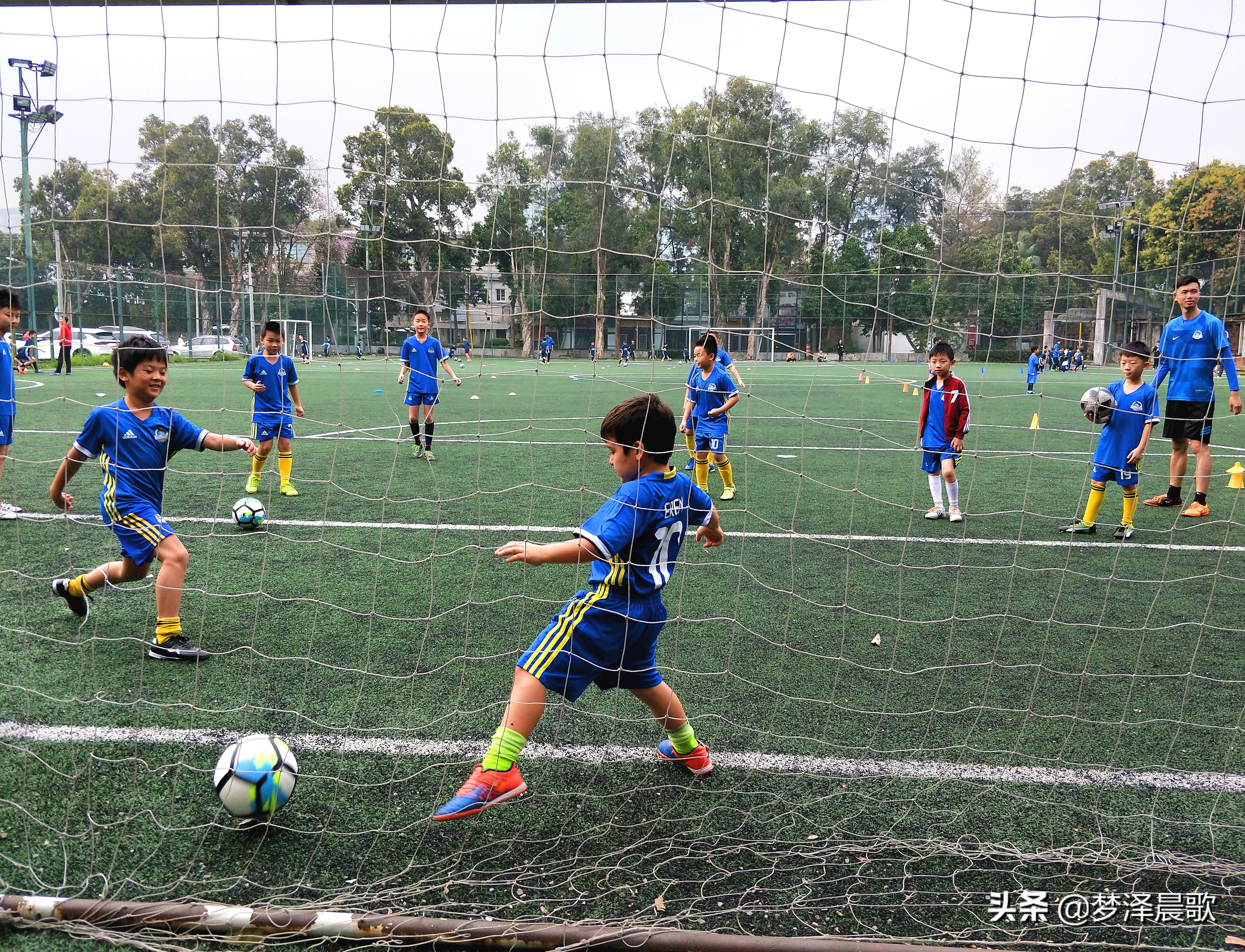 少儿足球坚持梦想,少儿对足球的热爱