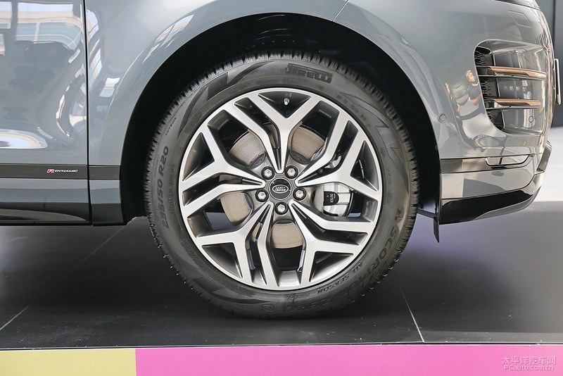 路虎揽胜极光对比同级别bba质量,路虎揽胜极光新一代测评视频