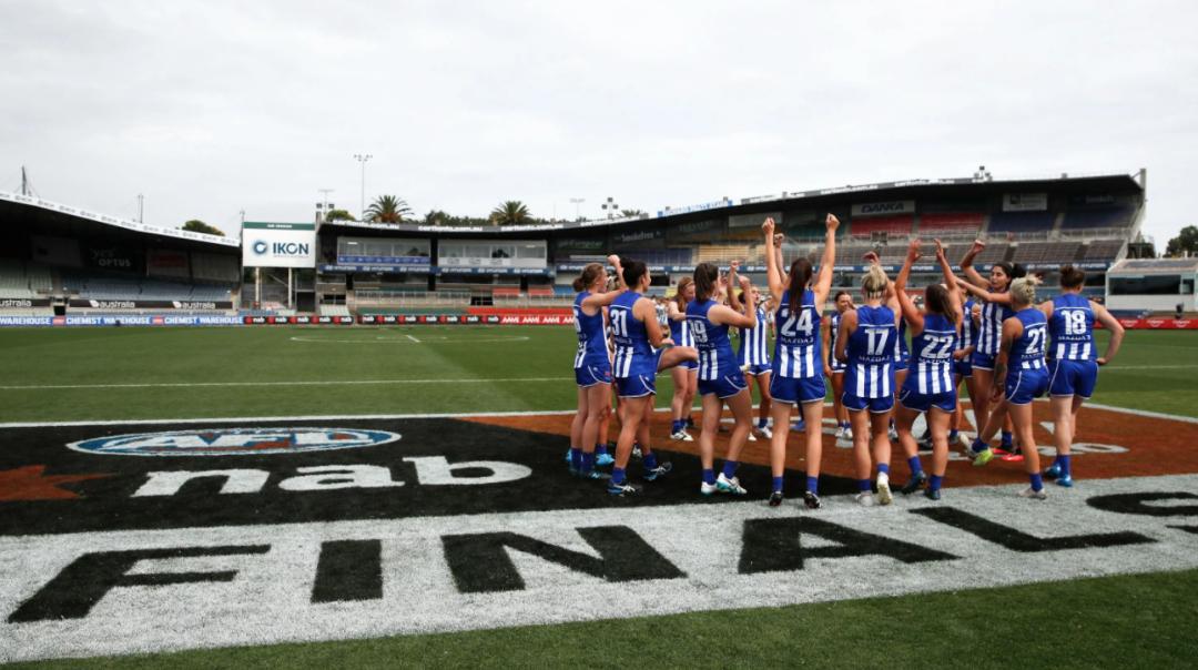 女子橄榄球肉搏,女子足球对抗