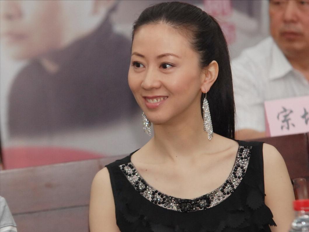 19年前，汤加丽大尺度写真热销，赚十七万稿费被告，赔摄影师十万