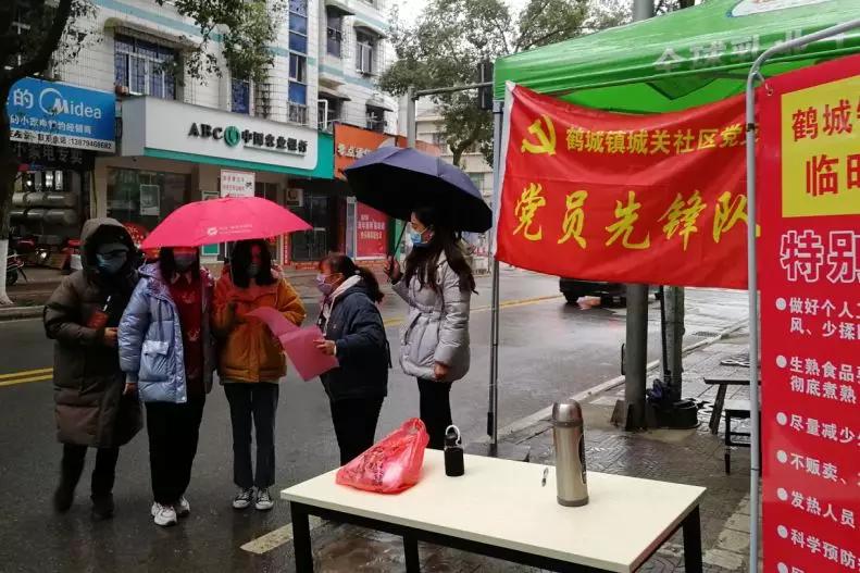 我也怕病毒，但我是村支书，我不带头谁还敢冲？