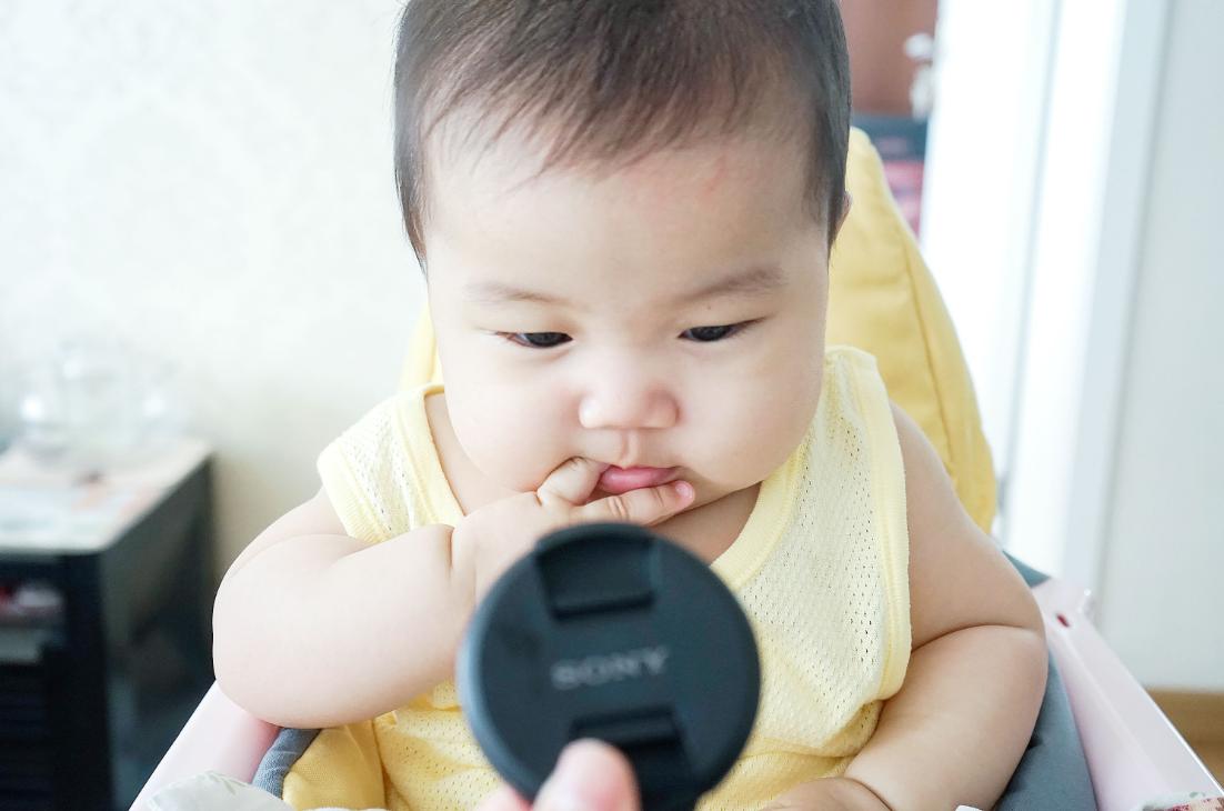 小孩吃手怎么正确引导,宝宝口欲期吃手怎么办