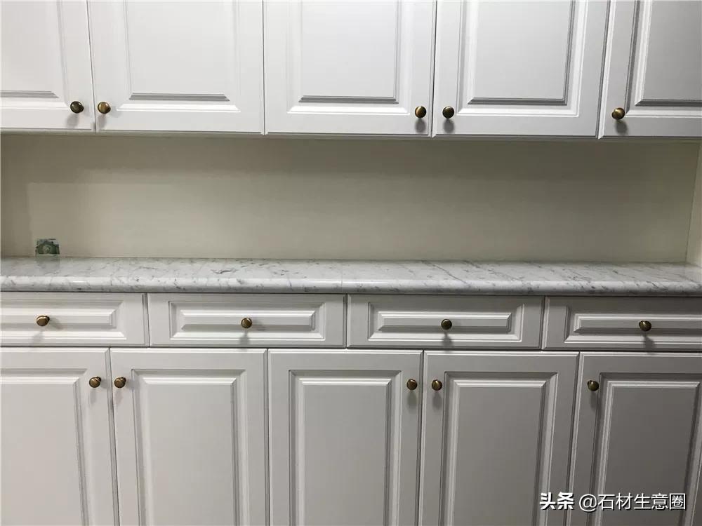 岩板选择卡拉拉塔白还是鱼肚白,卡拉拉白通体大理石