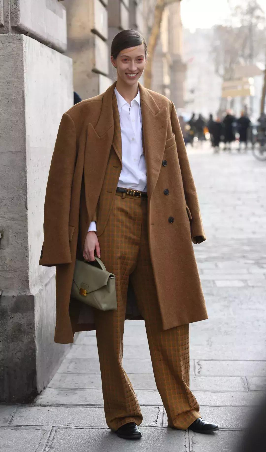 这个冬季时髦精都是这么穿大衣的,时髦的人喜欢这样穿