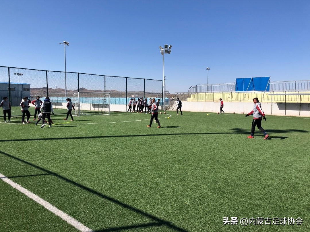 内蒙古足协副主席吴刚赴榆林慰问内蒙古U17、U16(男、女)子队伍