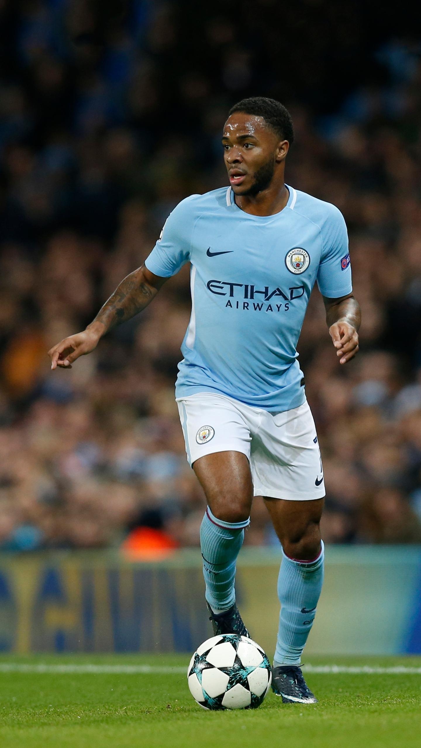 小孩你的球踢伤我的肋骨了，机会来了，我应该狠狠地讹诈你一下