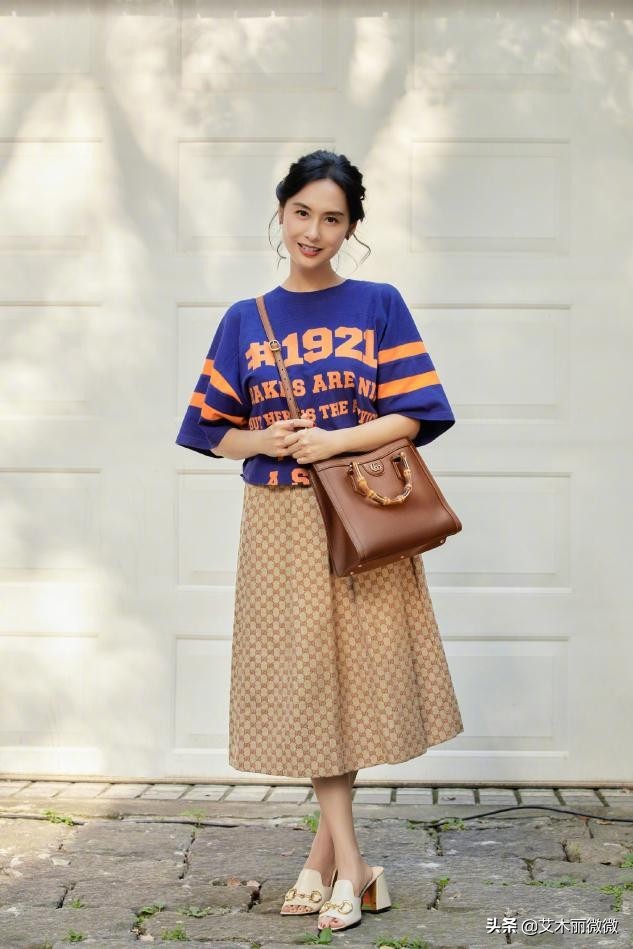 朱茵短发造型御姐范十足,朱茵穿黑色高垫肩流苏裙知性优雅