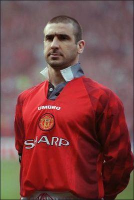 足球过人精彩瞬间震撼全场,坎通纳飞踹球迷曼联