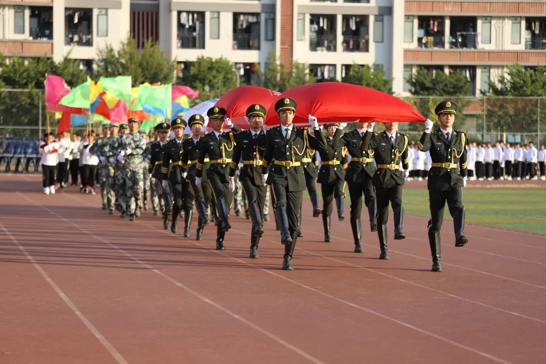 广东这所大学有广州、清远两校区。虽然是民办，但是环境超美