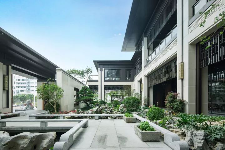 花园怎么布局才会有层次感,露台花园如何分休闲区和种花区